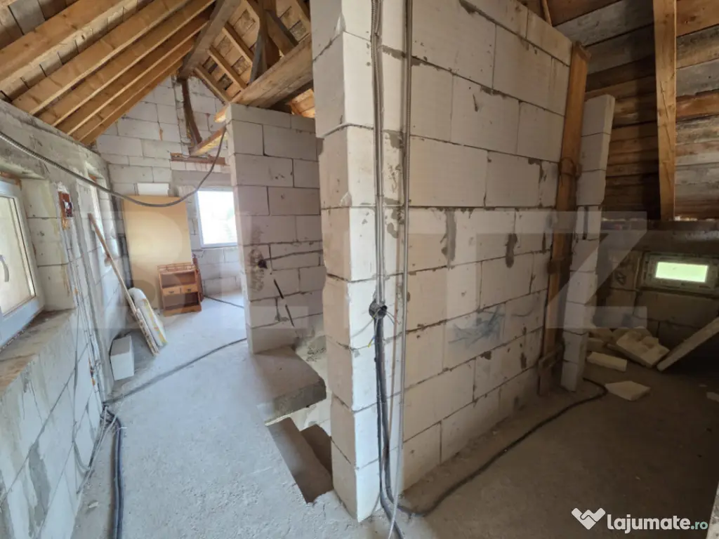 Casă de vânzare – 120 mp, 3 camere + living, terasă, pa