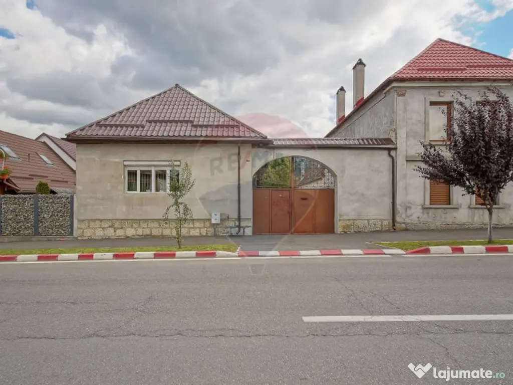 Casa spatioasa cu teren generos, in zona centrala a Sacel... 