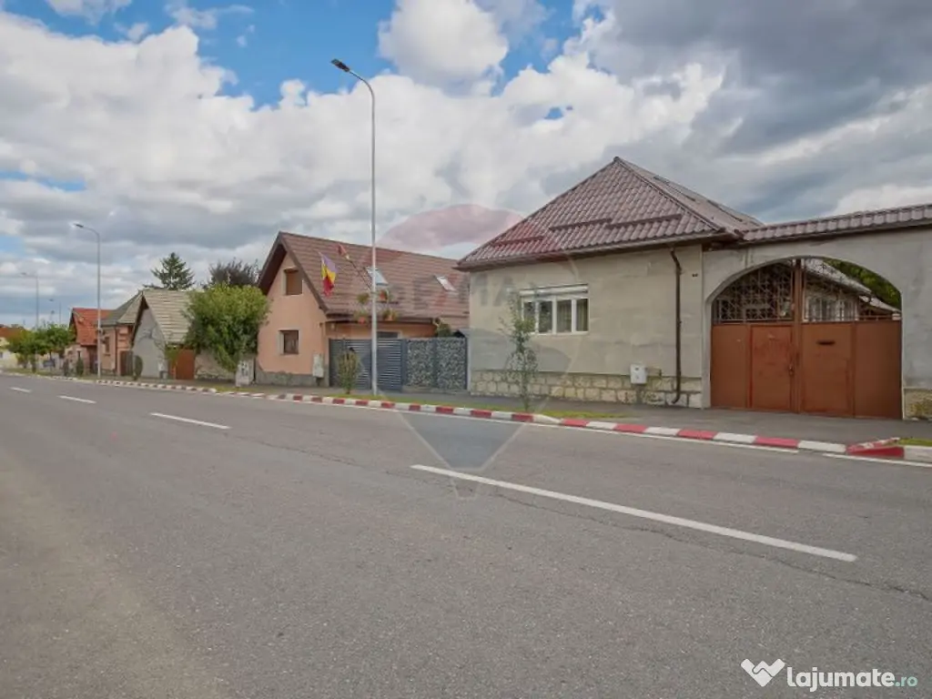 Casa spatioasa cu teren generos, in zona centrala a Sacel... 