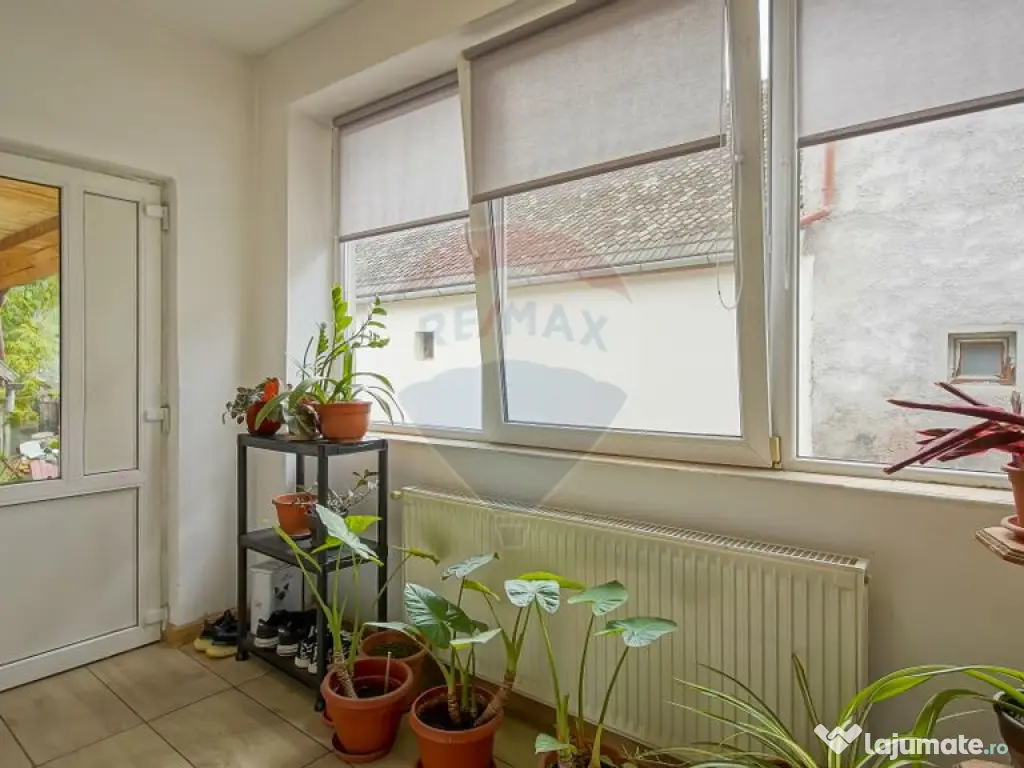 Casa spatioasa cu teren generos, in zona centrala a Sacel... 