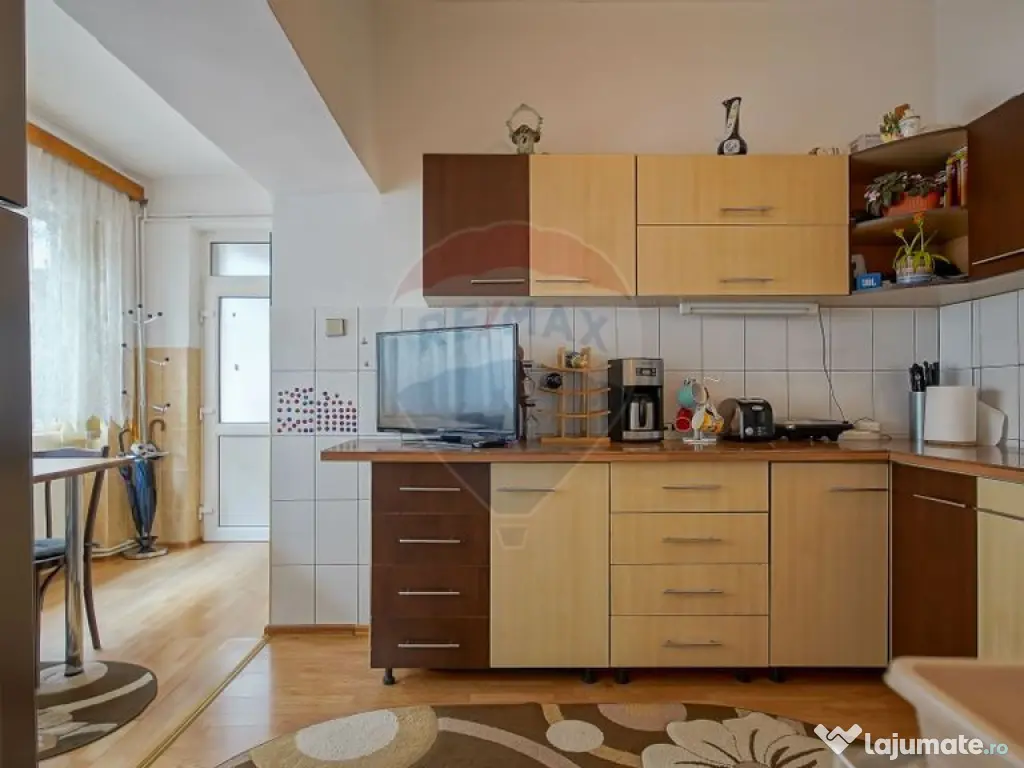 Casa spatioasa cu teren generos, in zona centrala a Sacel... 