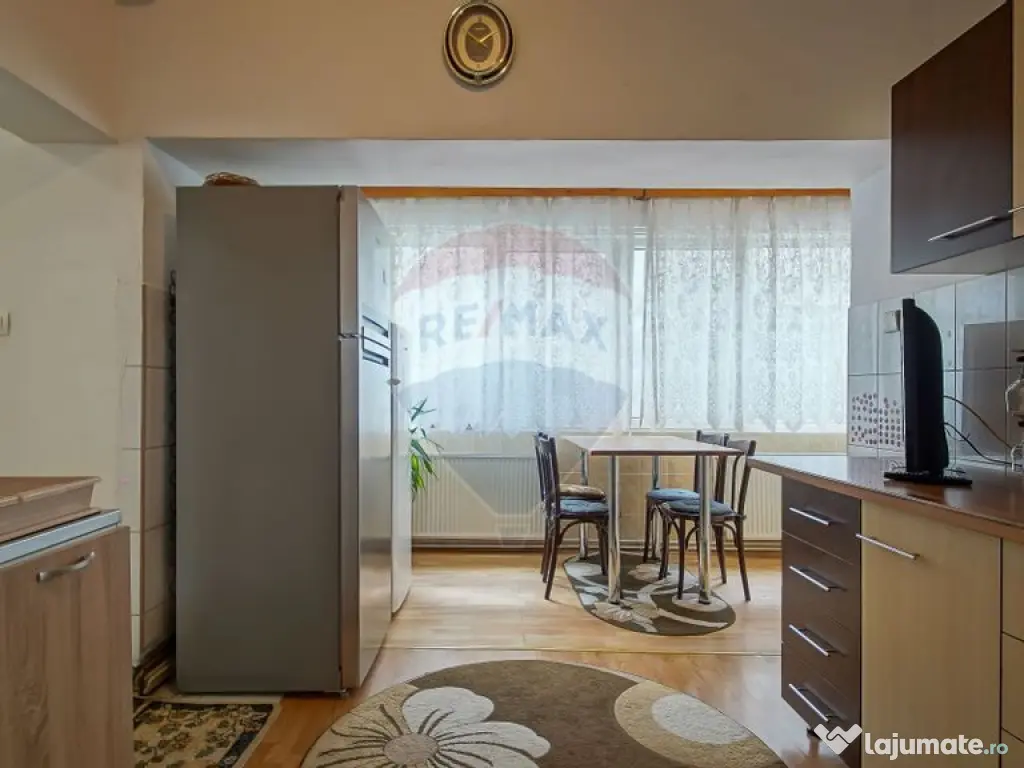 Casa spatioasa cu teren generos, in zona centrala a Sacel... 