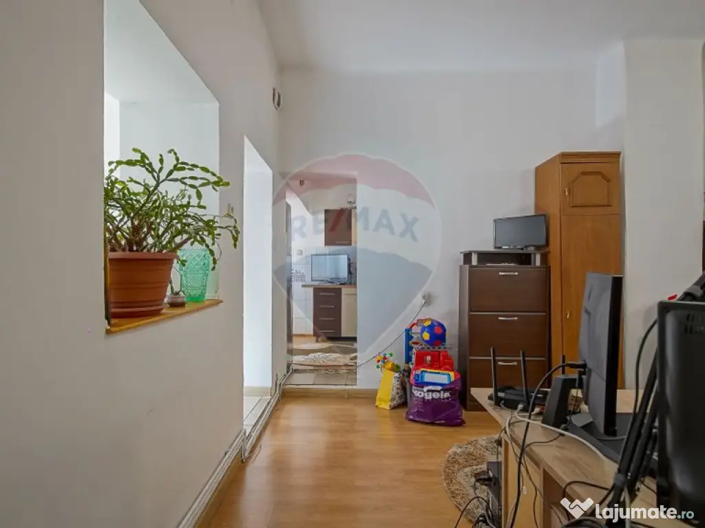 Casa spatioasa cu teren generos, in zona centrala a Sacel... 