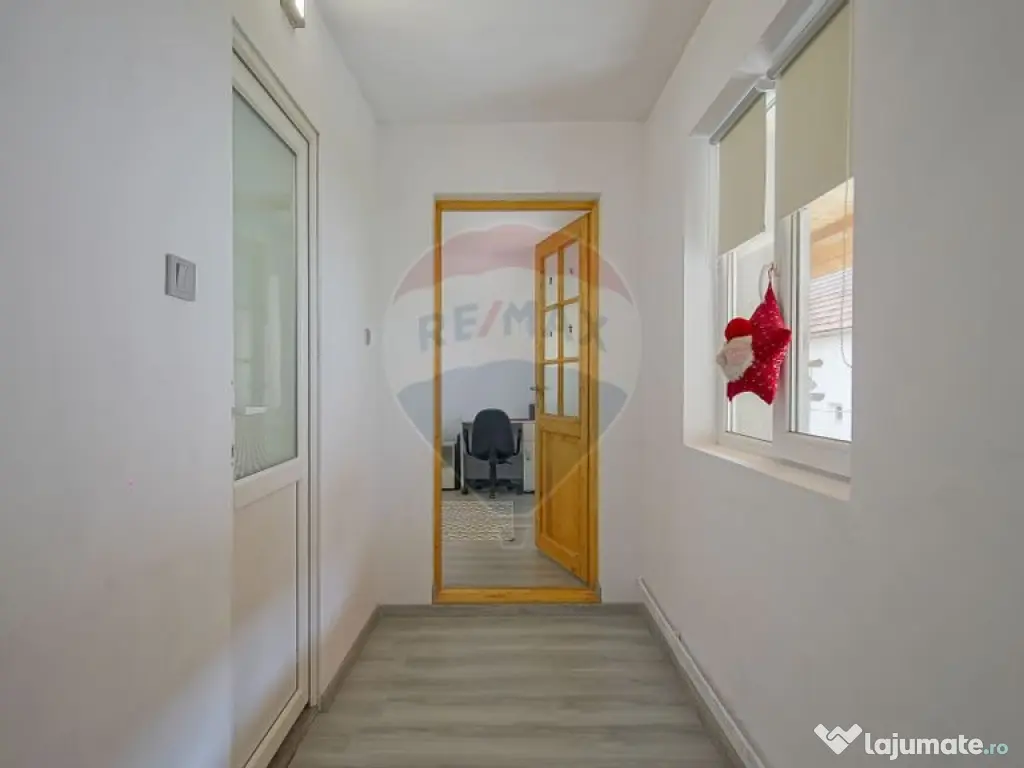 Casa spatioasa cu teren generos, in zona centrala a Sacel... 