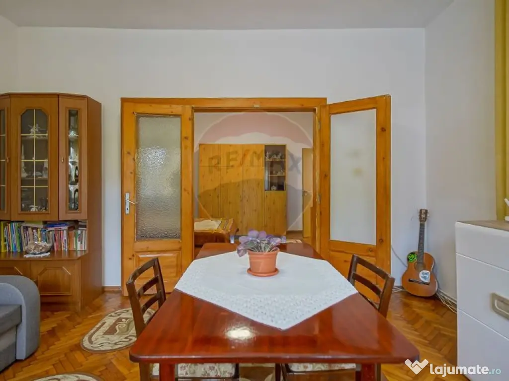 Casa spatioasa cu teren generos, in zona centrala a Sacel... 