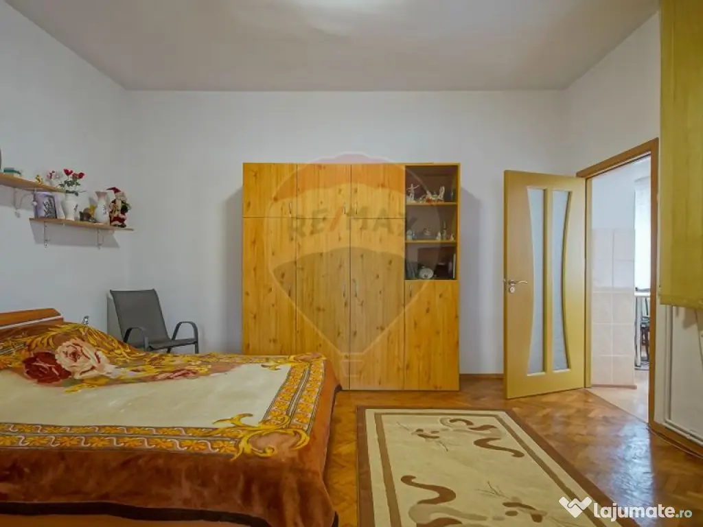 Casa spatioasa cu teren generos, in zona centrala a Sacel... 