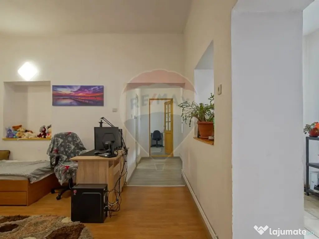 Casa spatioasa cu teren generos, in zona centrala a Sacel... 