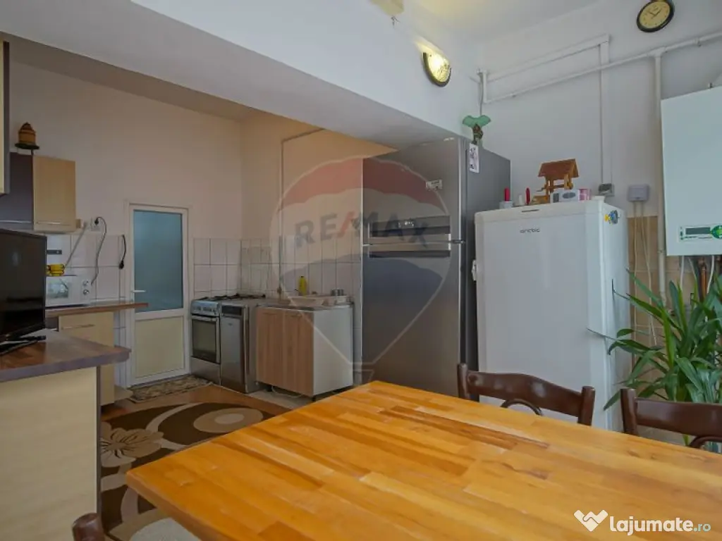 Casa spatioasa cu teren generos, in zona centrala a Sacel... 