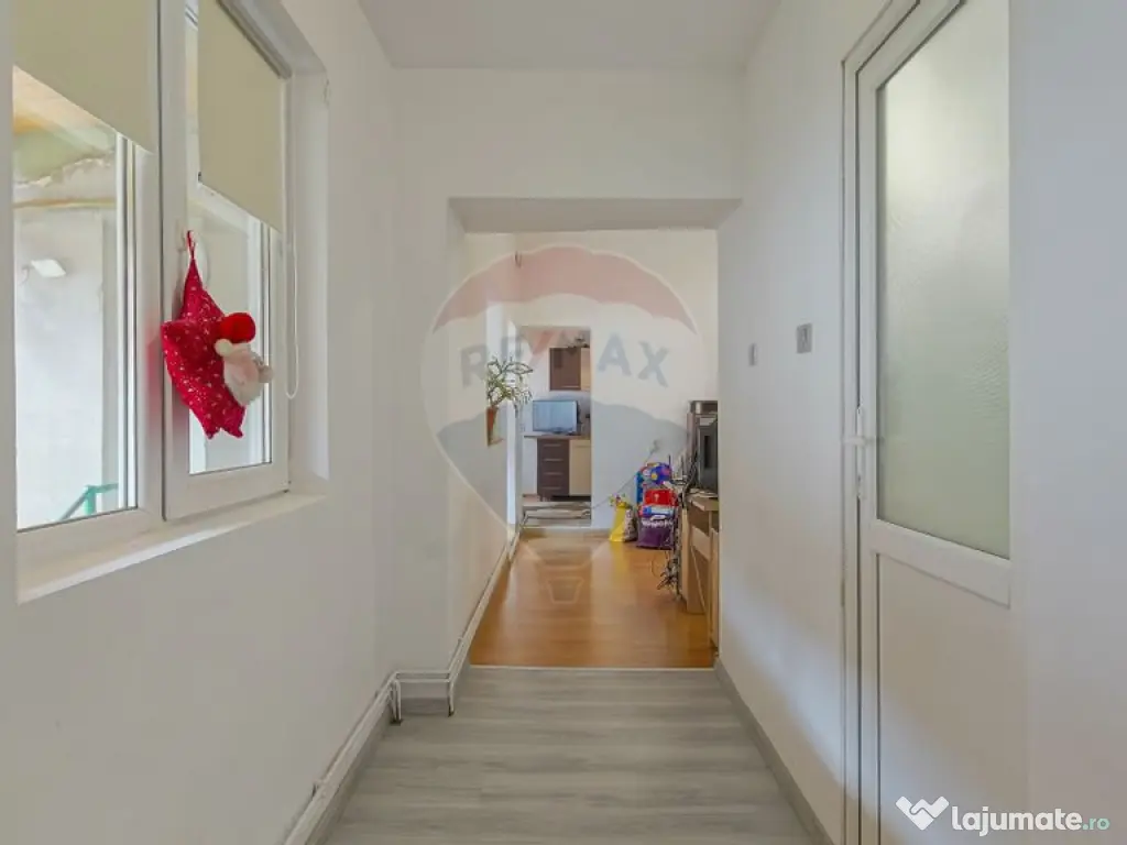 Casa spatioasa cu teren generos, in zona centrala a Sacel... 