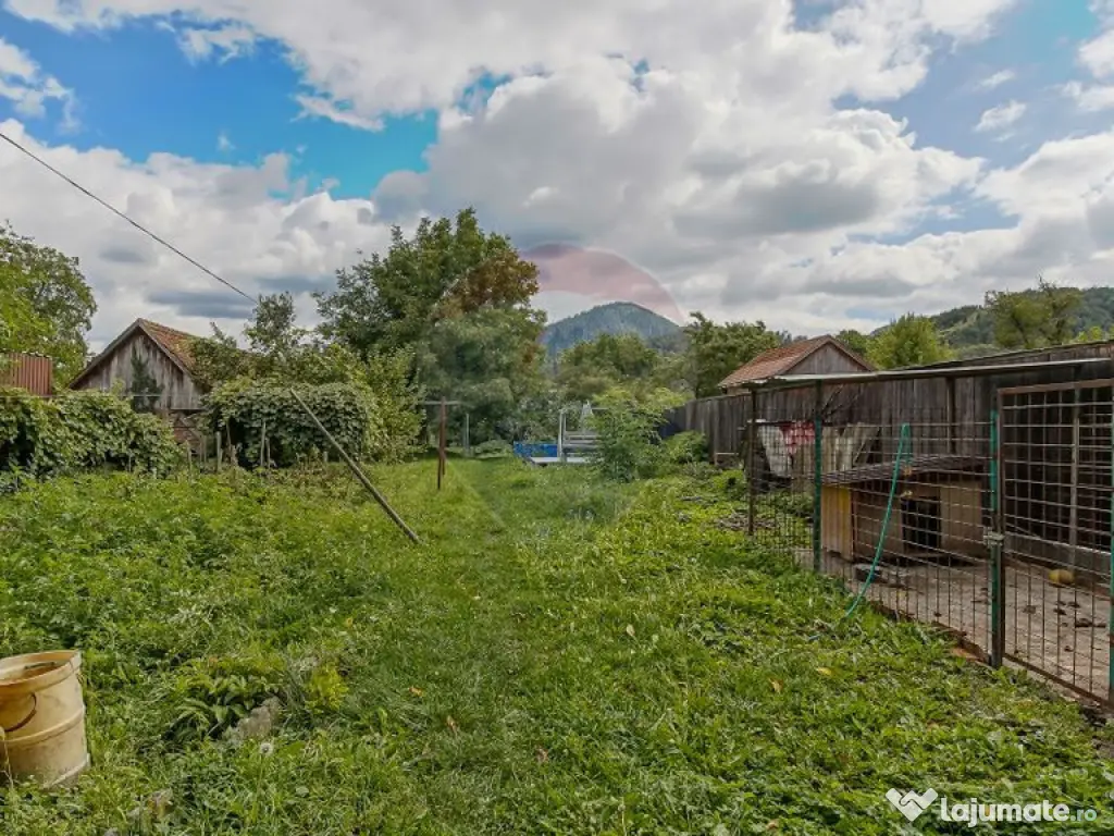 Casa spatioasa cu teren generos, in zona centrala a Sacel... 