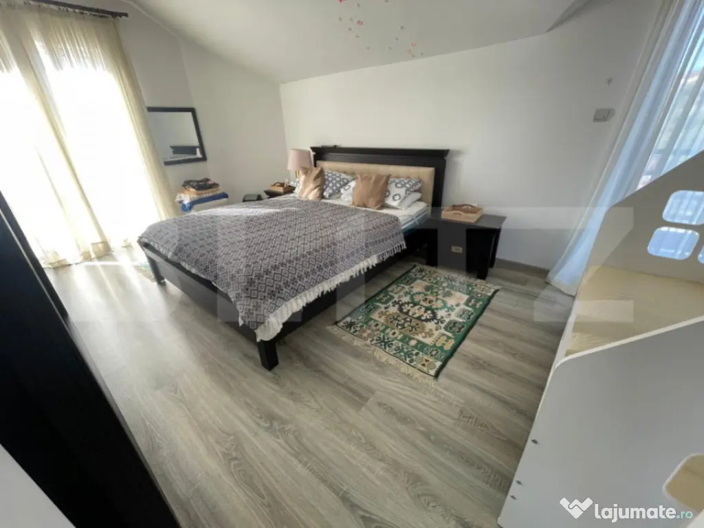 Casă 3 dormitoare, 2 bai, garaj dublu