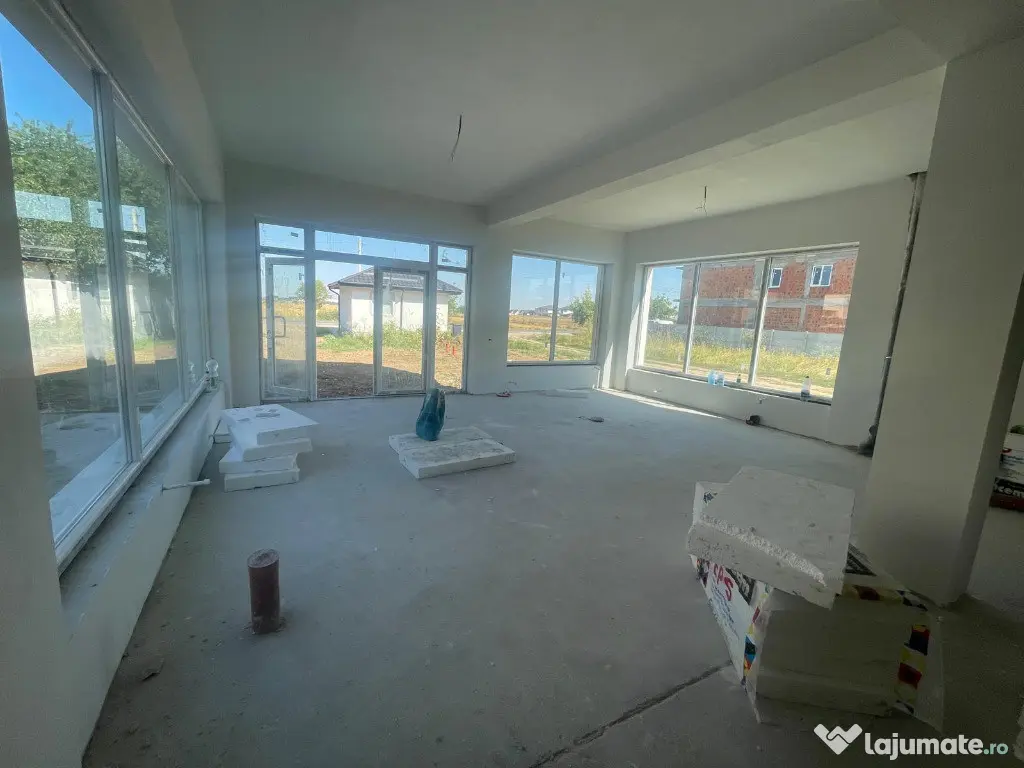 Spatiu comercial cu toate utilitatile\zoa buna/3 locuri parcare 