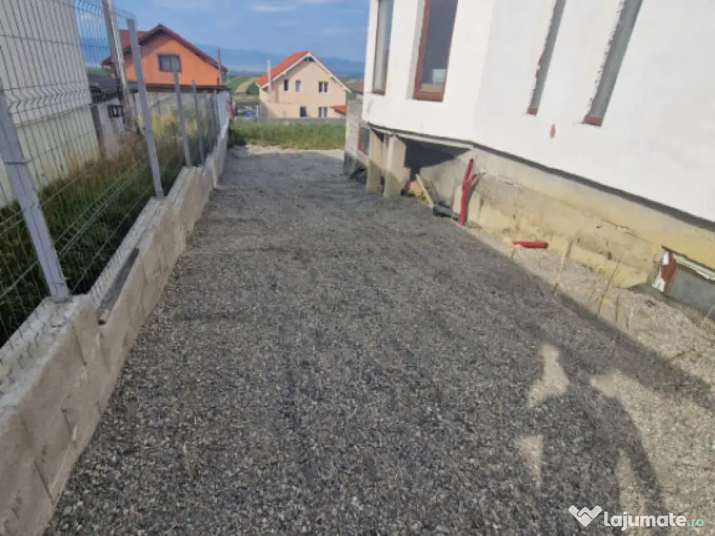 Casa la rosu in Sura Mare 