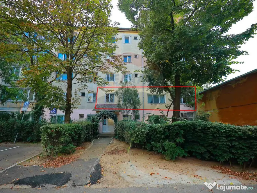 De vânzare apartament cu 3 camere, etajul 1, Strada Bors... 