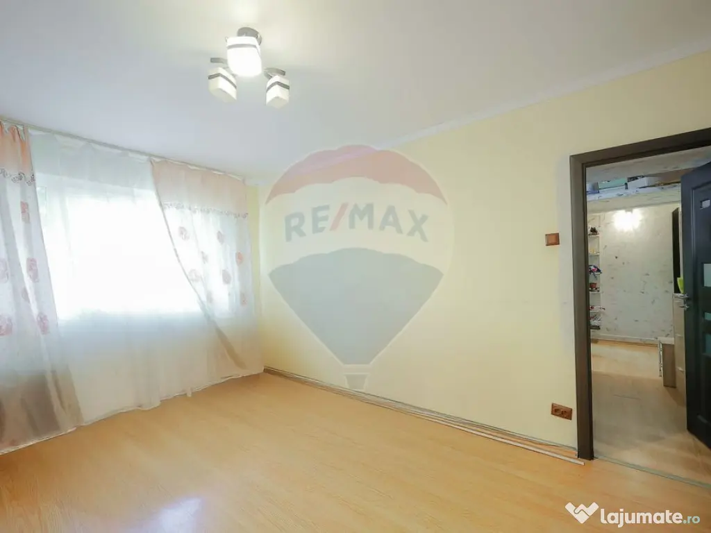 De vânzare apartament cu 3 camere, etajul 1, Strada Bors...