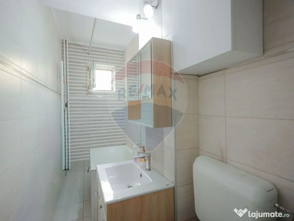 De vânzare apartament cu 3 camere, etajul 1, Strada Bors... 