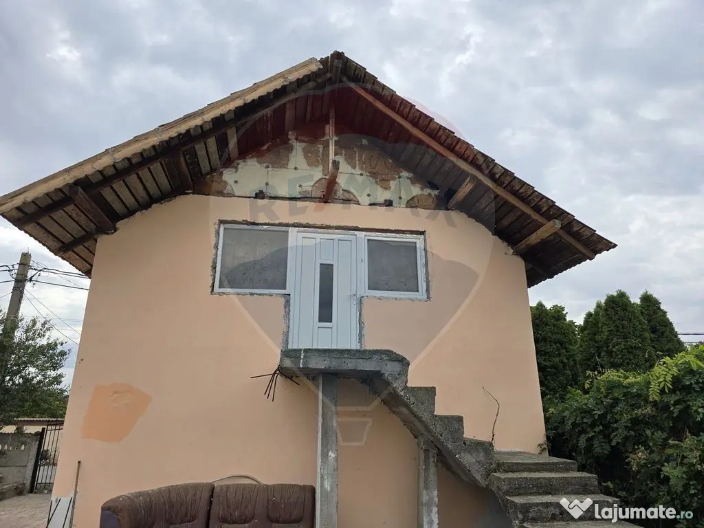 Casă / Vilă cu 4 camere de vânzare 