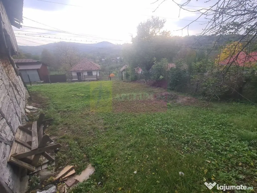 Casa batraneasca cu teren (4.910 mp) la Alunis 