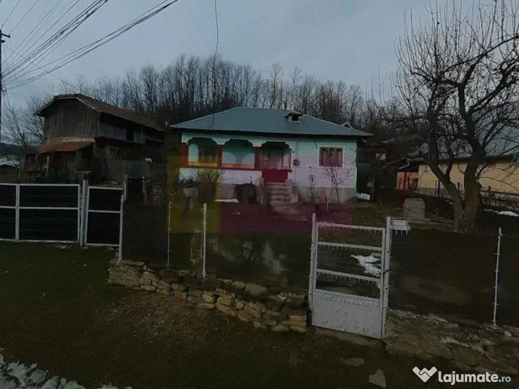 Casa batraneasca cu teren (4.910 mp) la Alunis 