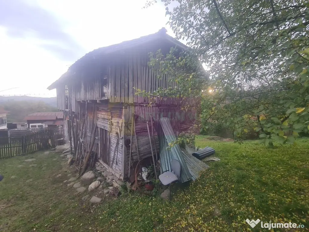 Casa batraneasca cu teren (4.910 mp) la Alunis 