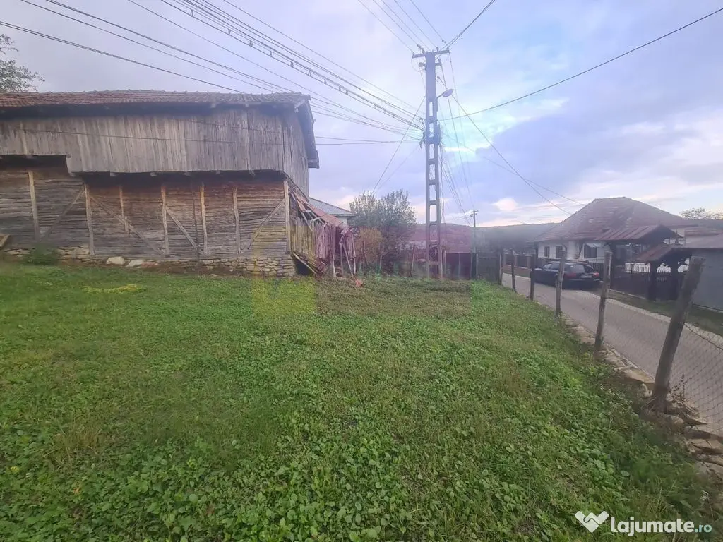 Casa batraneasca cu teren (4.910 mp) la Alunis 