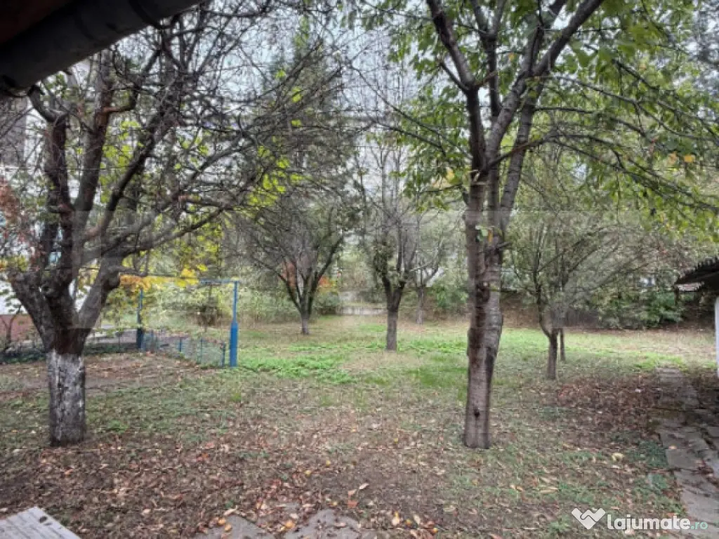 Casă cu teren generos într-o zonă premium – Ideală pen