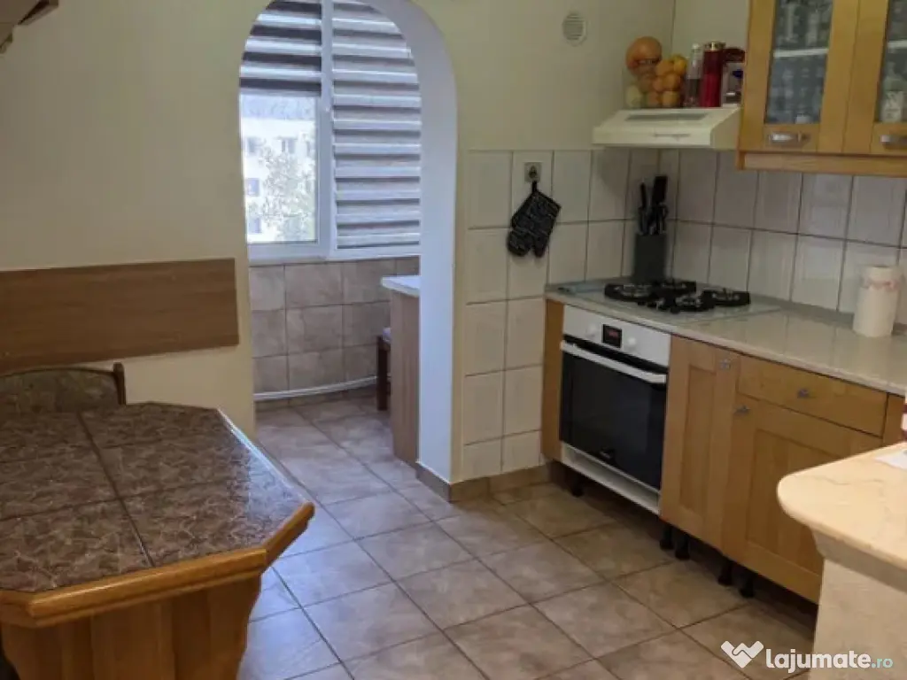 Apartament cu 3 Camere Decomandate Zona Burdujeni