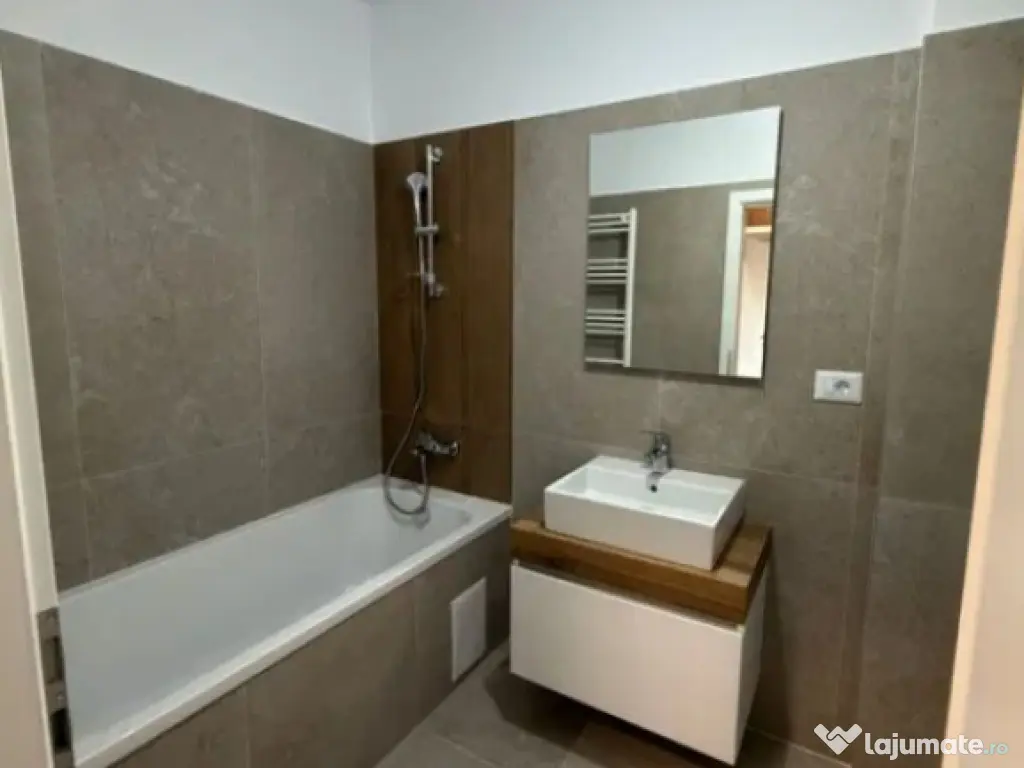 Apartament 2 camere, decomandat - zona Tractorul