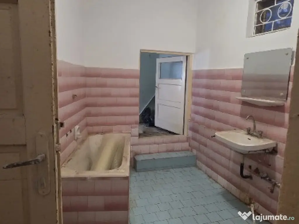 Centrul Vechi , Peninsula , 4 camere ,parter 