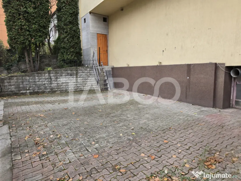 Spatiu comercial de vanzare 55 mp curte parcare zona Central 