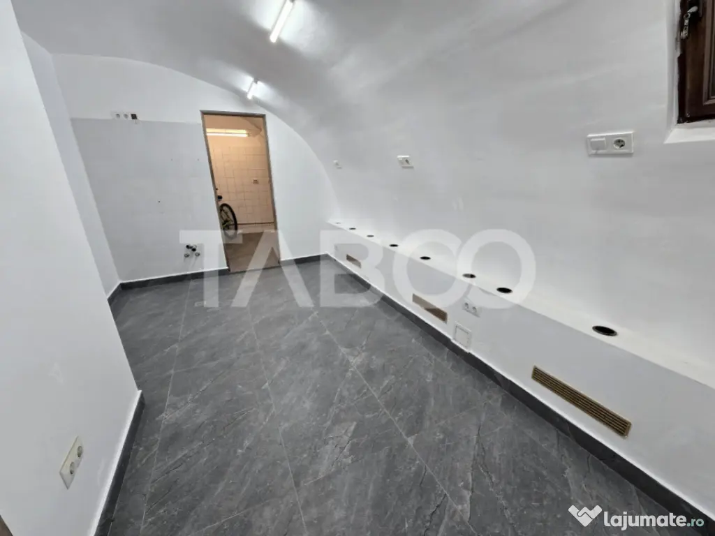 Spatiu comercial de vanzare 55 mp curte parcare zona Central 