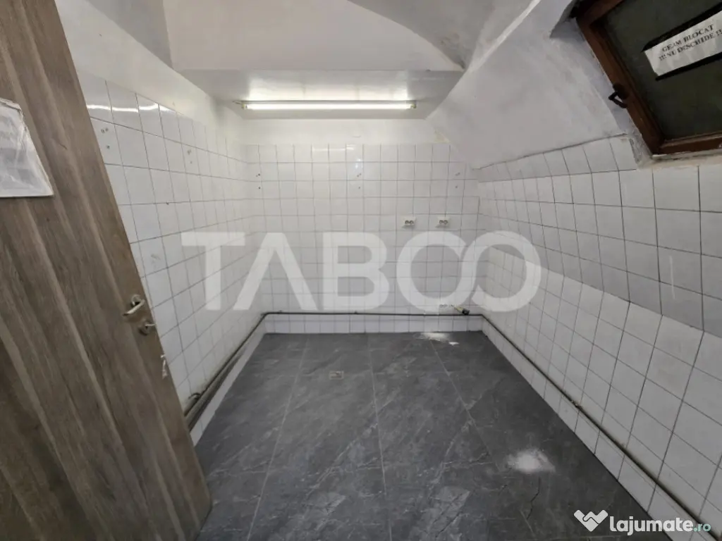 Spatiu comercial de vanzare 55 mp curte parcare zona Central 