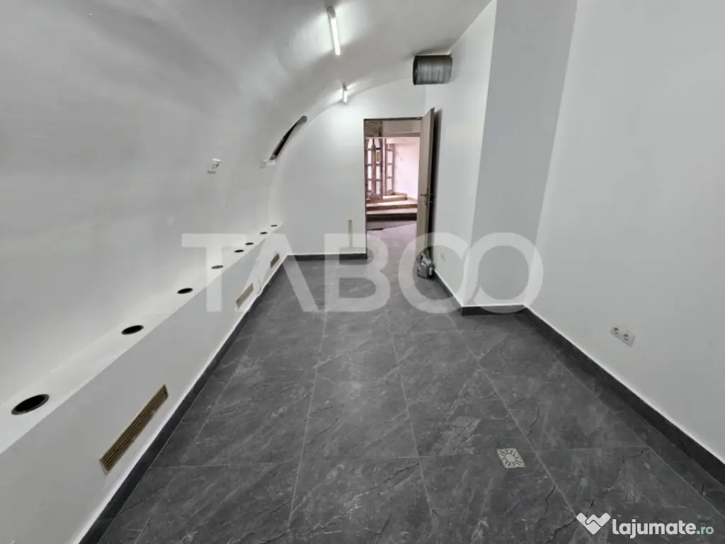 Spatiu comercial de vanzare 55 mp curte parcare zona Central 