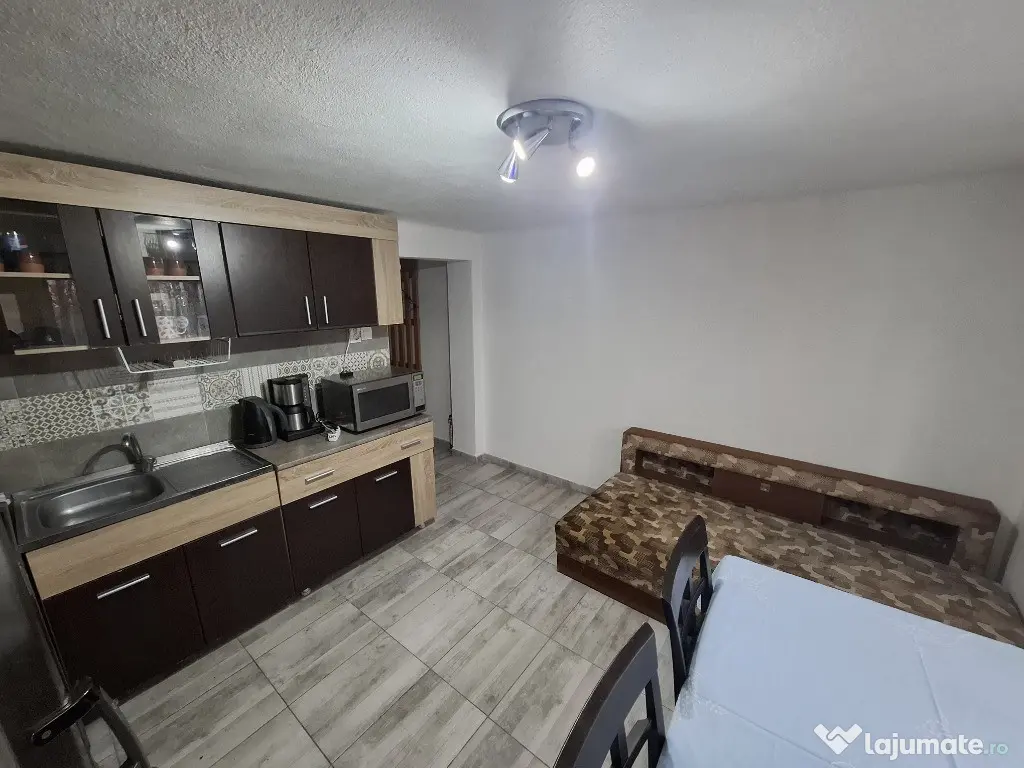 Inchiriez apartament 2 camere zona Parneava