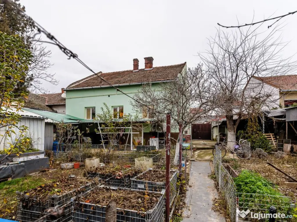 Casă solidă din cărămidă lângă Malul Mureșului cu... 