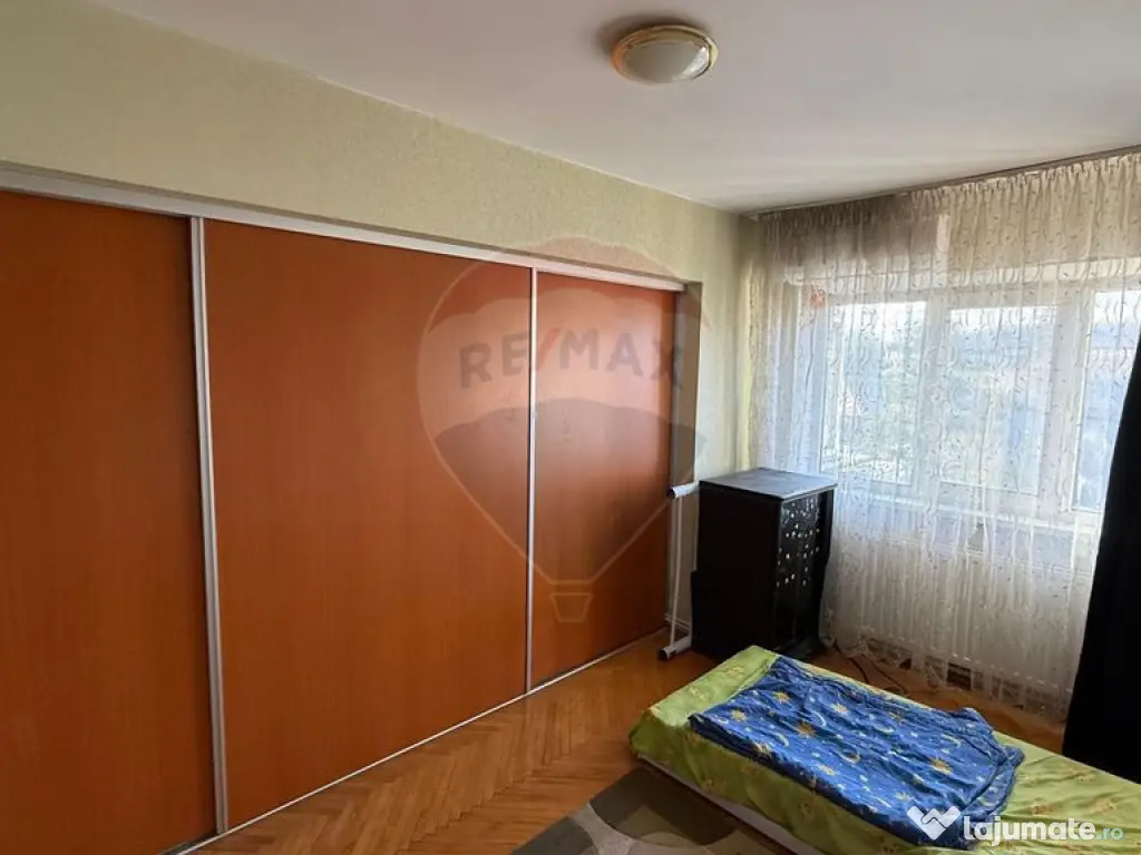 Apartament cu 4 camere de vânzare și boxă 12 mp zonă ... 