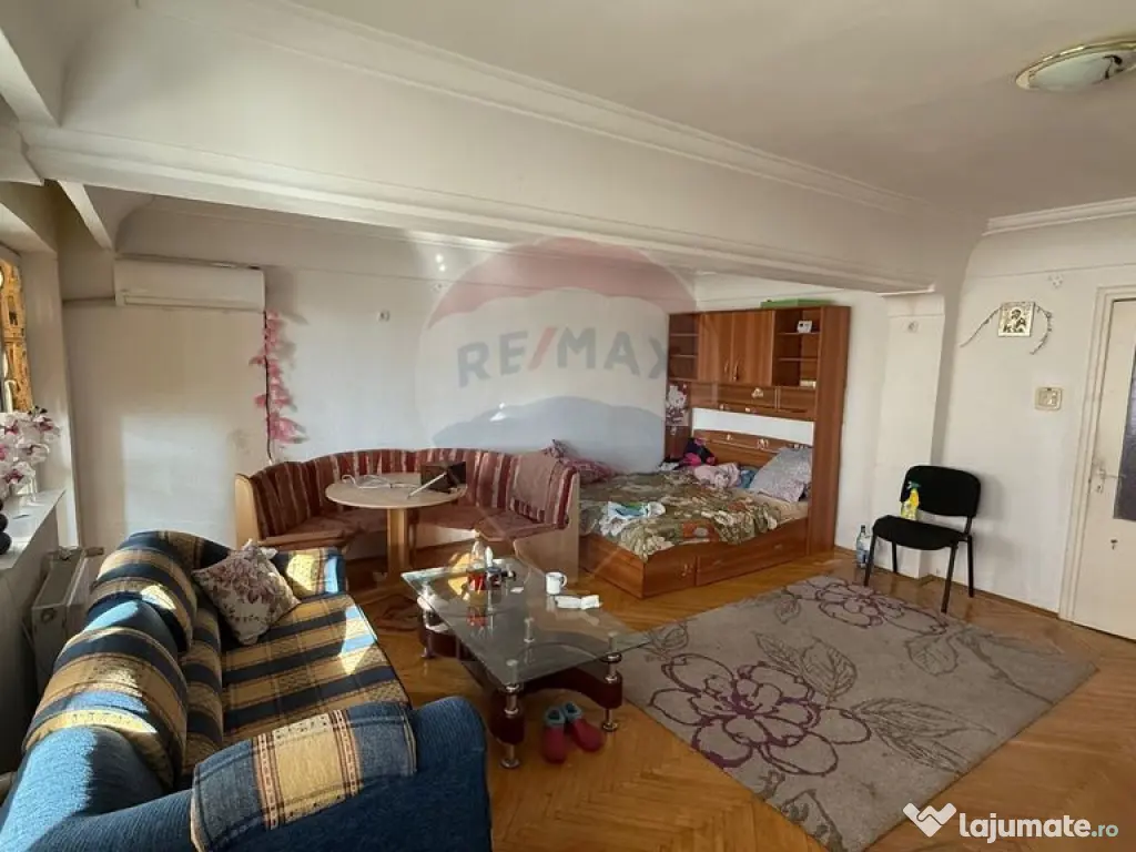 Apartament cu 4 camere de vânzare și boxă 12 mp zonă ... 