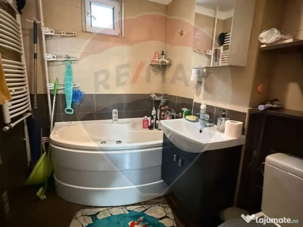 Apartament cu 3 camere de vânzare în zona Lapus 