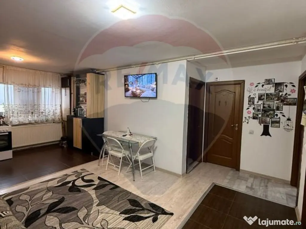 Apartament cu 3 camere de vânzare în zona Lapus 