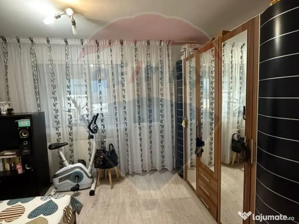 Apartament cu 3 camere de vânzare în zona Lapus 