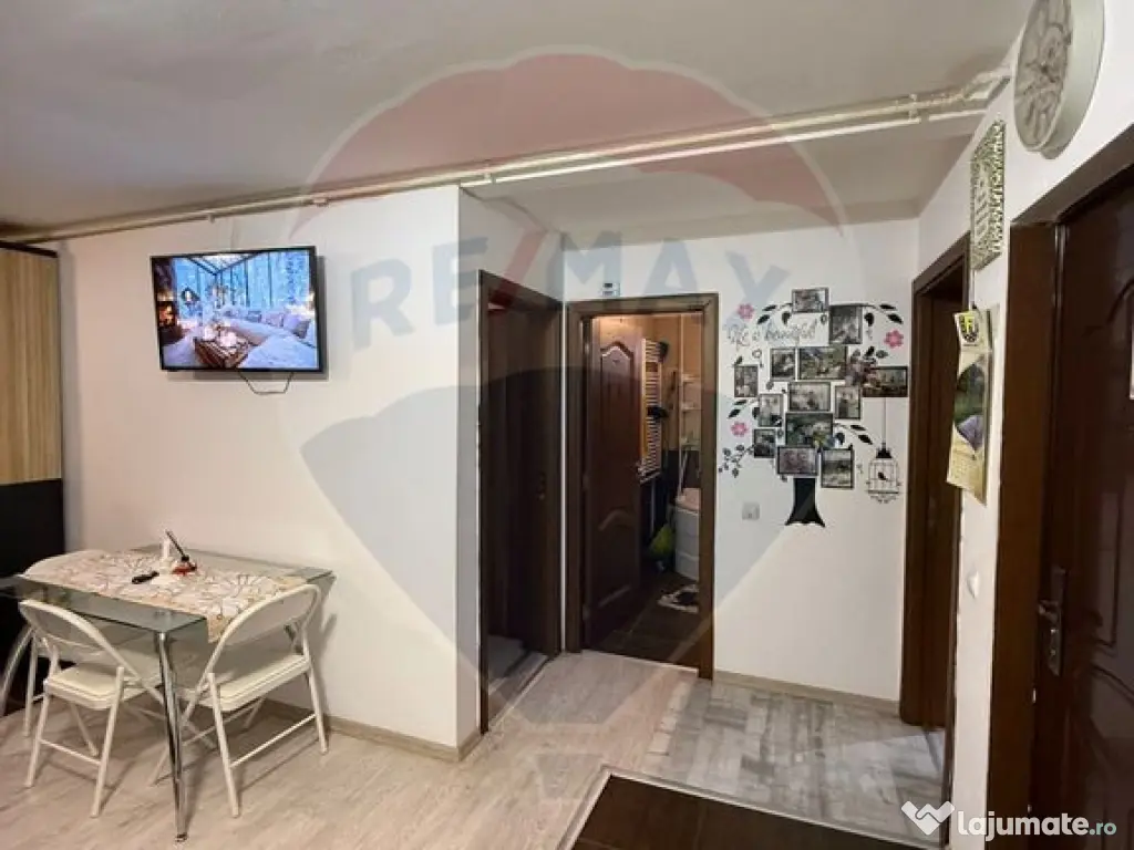 Apartament cu 3 camere de vânzare în zona Lapus 