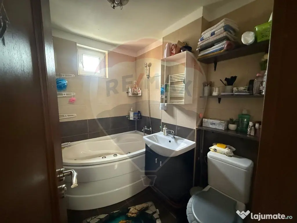 Apartament cu 3 camere de vânzare în zona Lapus 