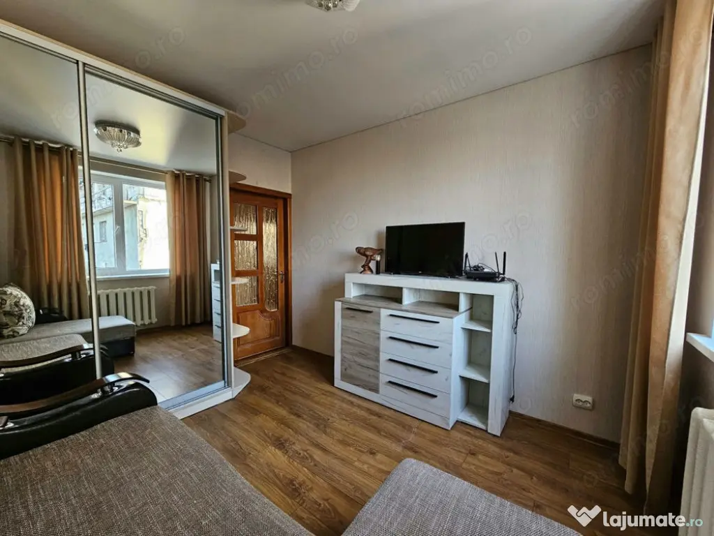 3 camere de vanzare Piata Romana