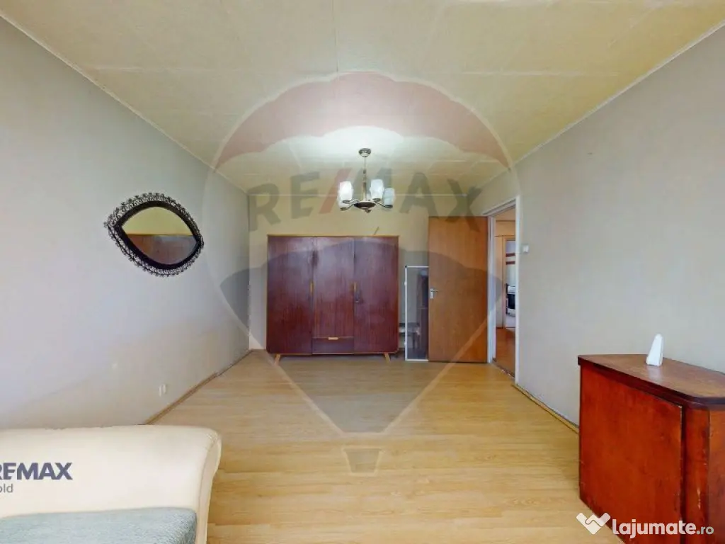 Apartament cu 4 camere de vânzare în zona Ozana 