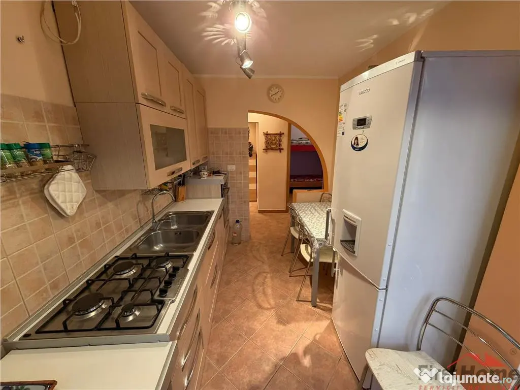 Apartament 3 camere, 54mp utili , etaj 3 , zona Centrala - P