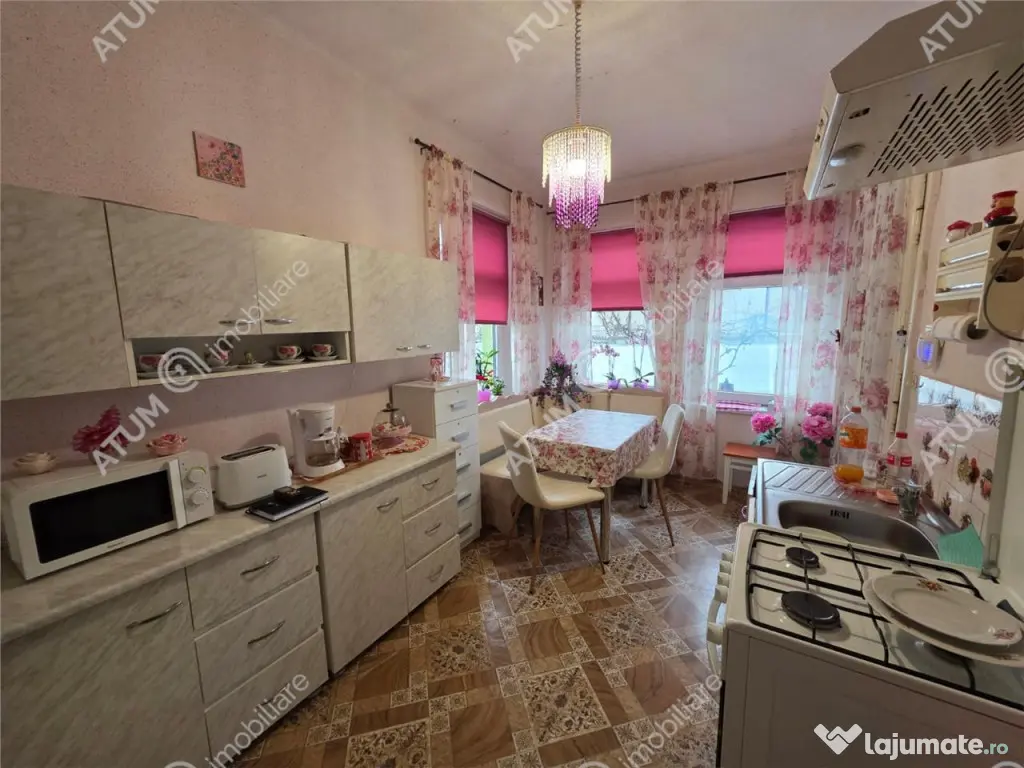 Casa individuala cu 4 camere si curte de 575 mp zona Vasile 