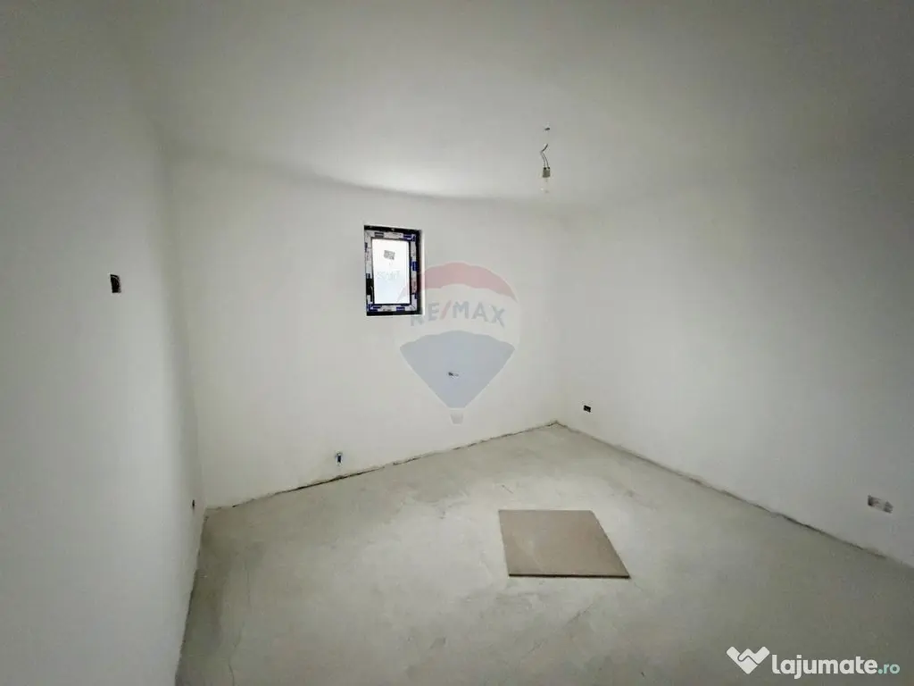 Casă cu 4 camere de vânzare 