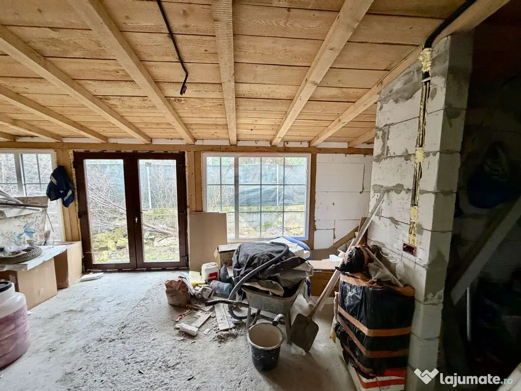 Casă cu 4 camere de vânzare 
