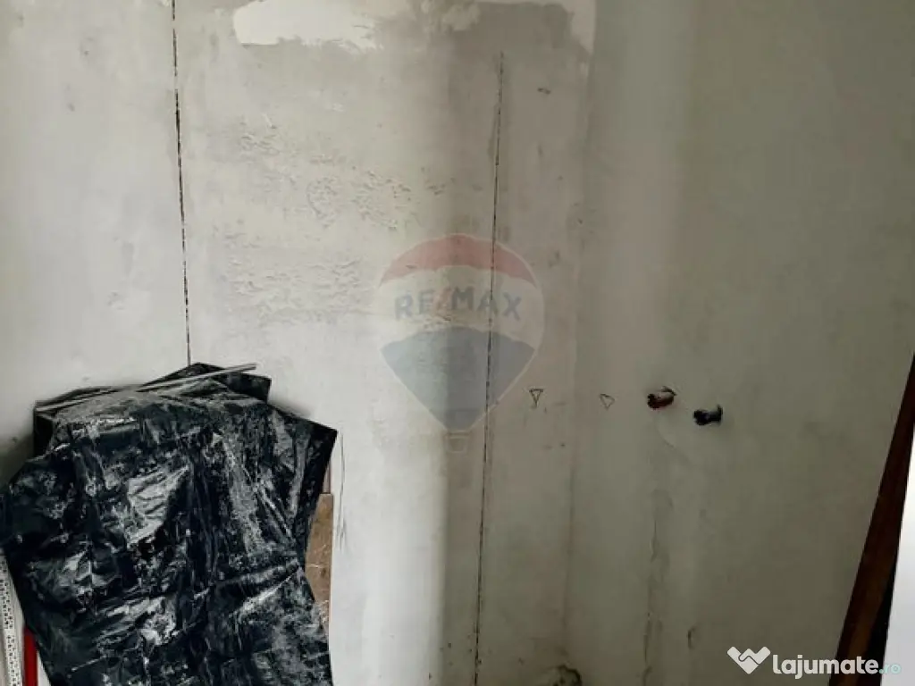 Casă cu 4 camere de vânzare 