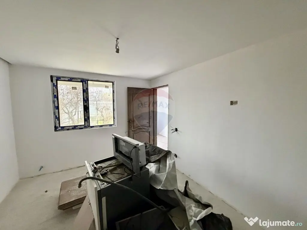 Casă cu 4 camere de vânzare 